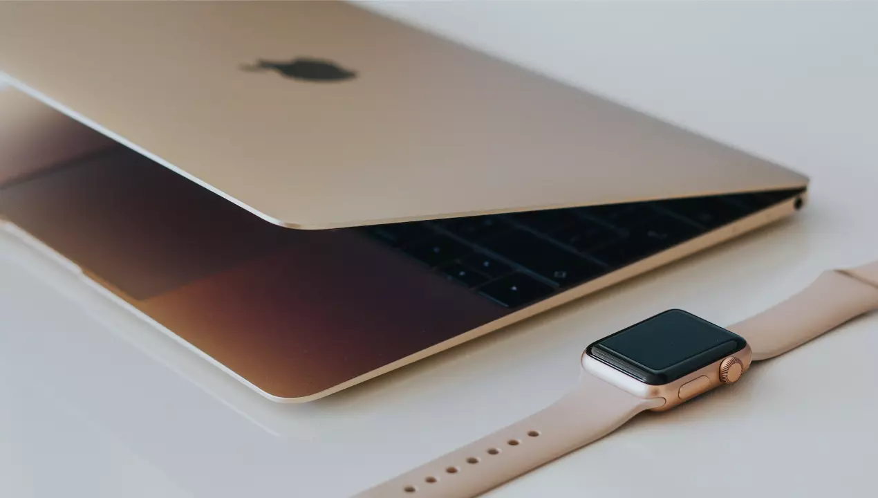 MacBook og Apple Watch